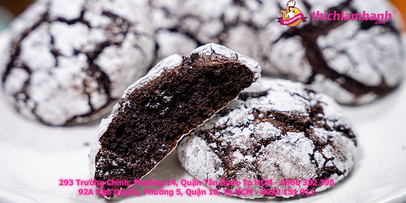 cach lam chocolate crinkle banh quy tuyet giang sinh