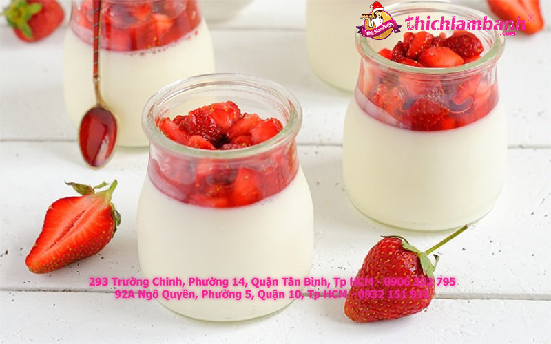 cach lam panna cotta vi dau tay chua ngot mem beo hap dan